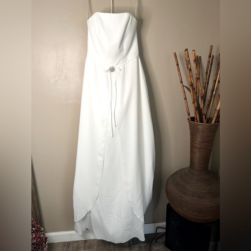 $450 - Worn Once - Galina by David’s Bridal - Ivory - Size 4 w/train